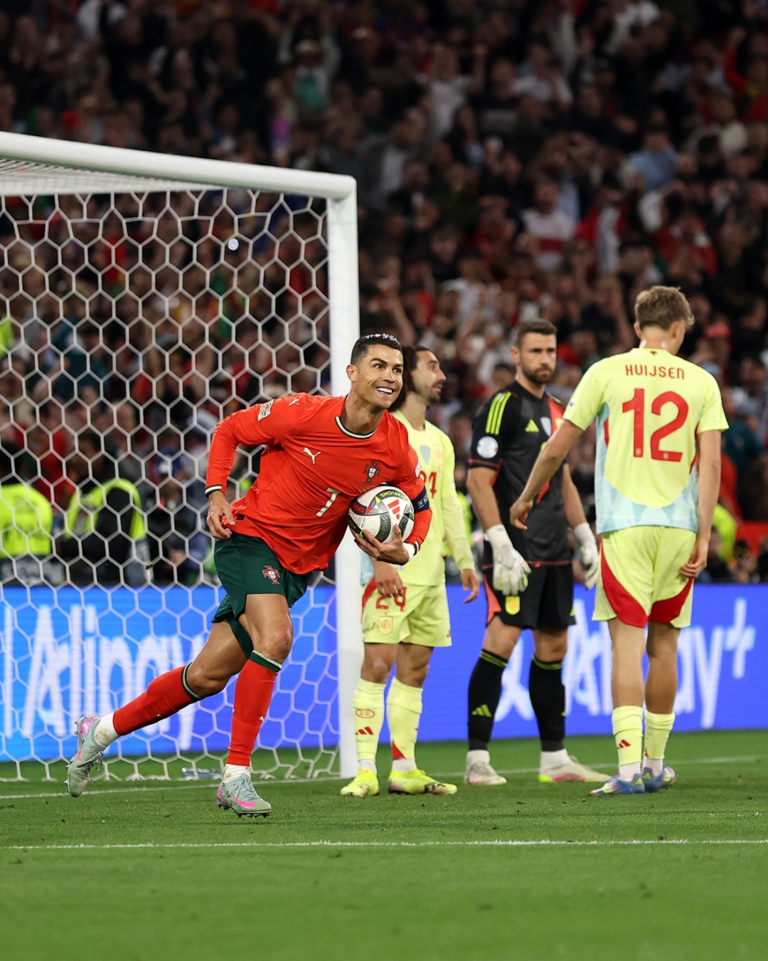 包含欧预赛：斯洛伦尼亚大胜西班牙，小组领先优势扩大的词条