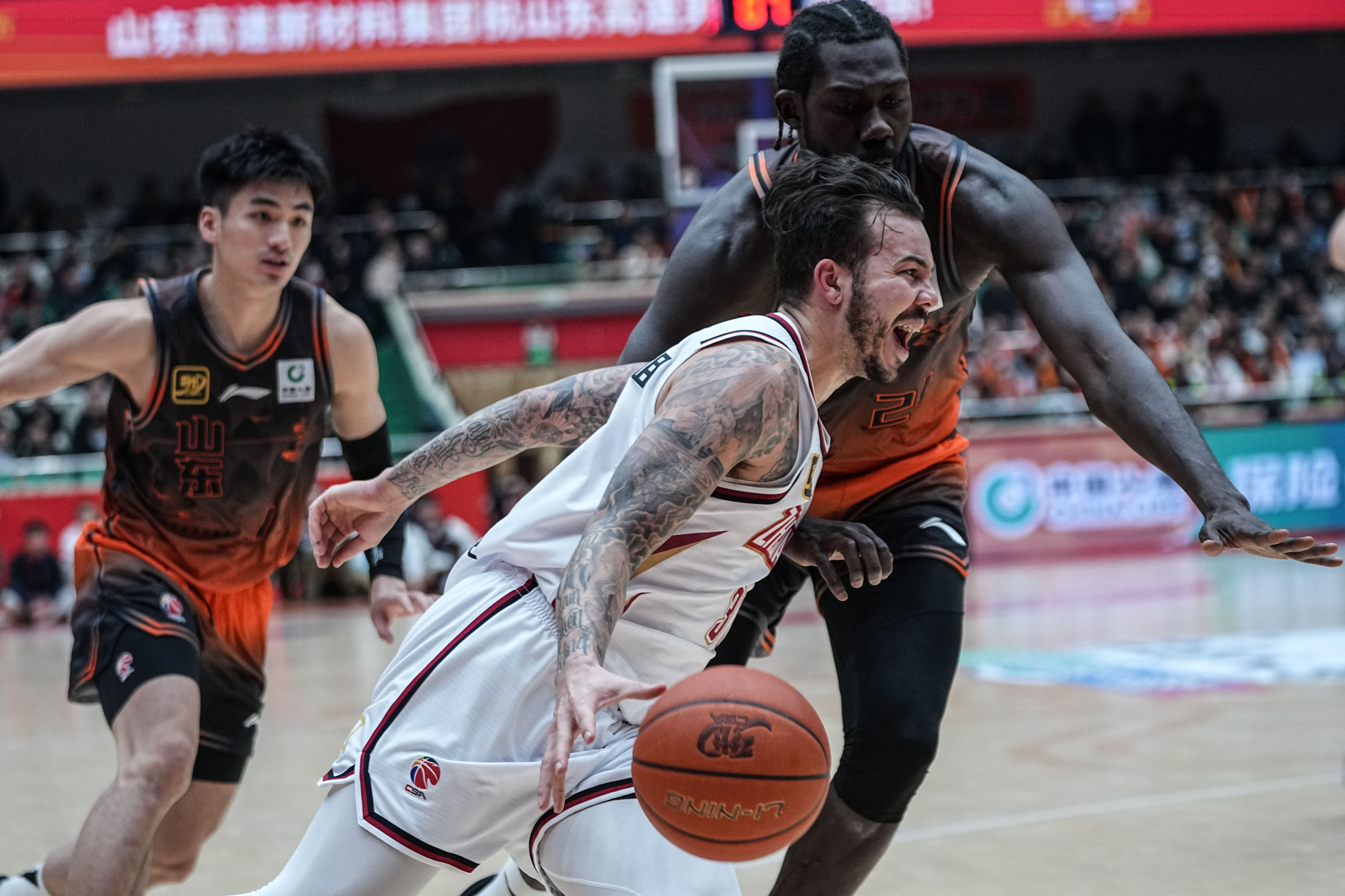 PG电子官网-青岛队逆转深圳队，麦科勒姆点燃赛场