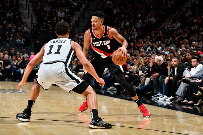 青岛队逆转深圳队，麦科勒姆点燃赛场