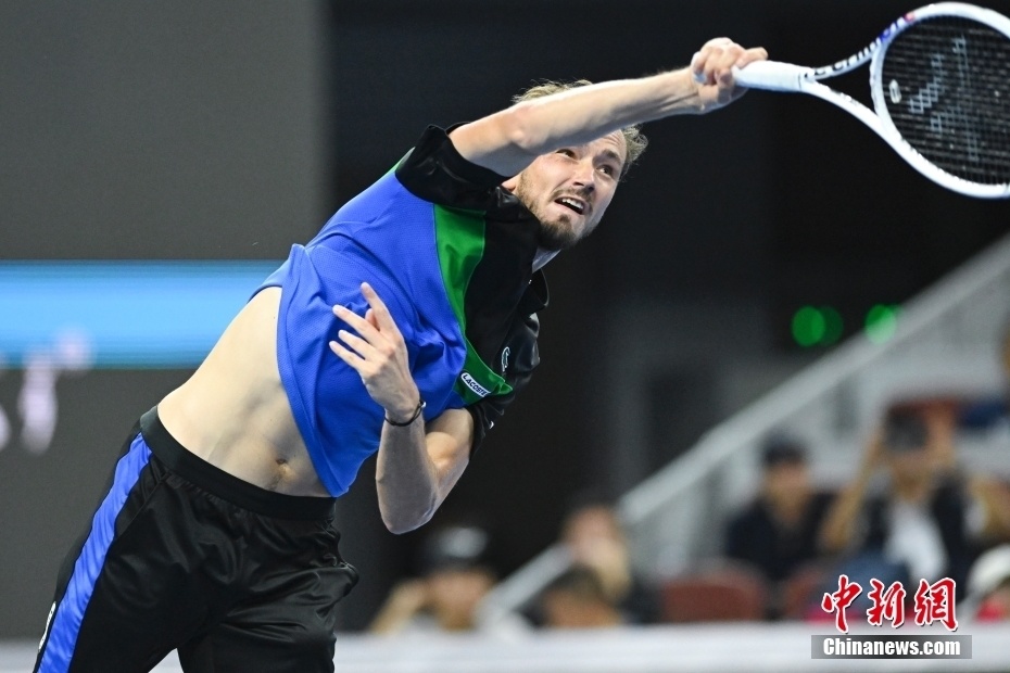包含日本网球队轻取意大利网球队，梅德韦杰夫打破历史纪录的词条