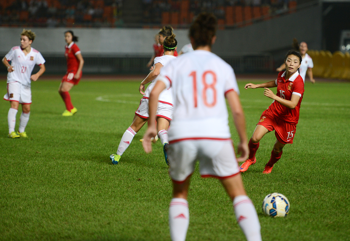 中国女足队员拼尽全力，取得成功