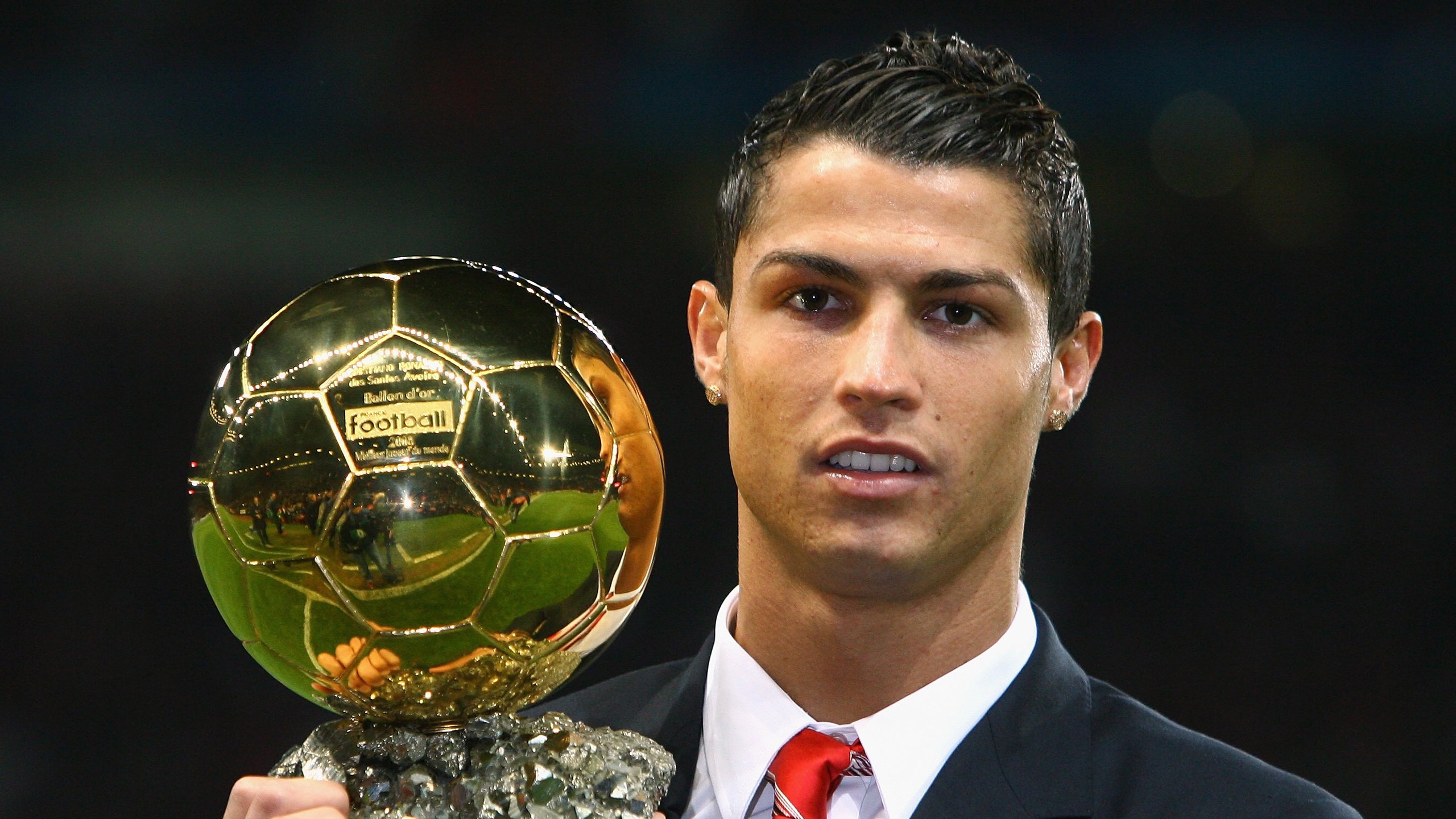 当沙漠雄鹰掠过拜耳球场，阿尔及利亚的欧冠血脉与斯通斯的大场面基因