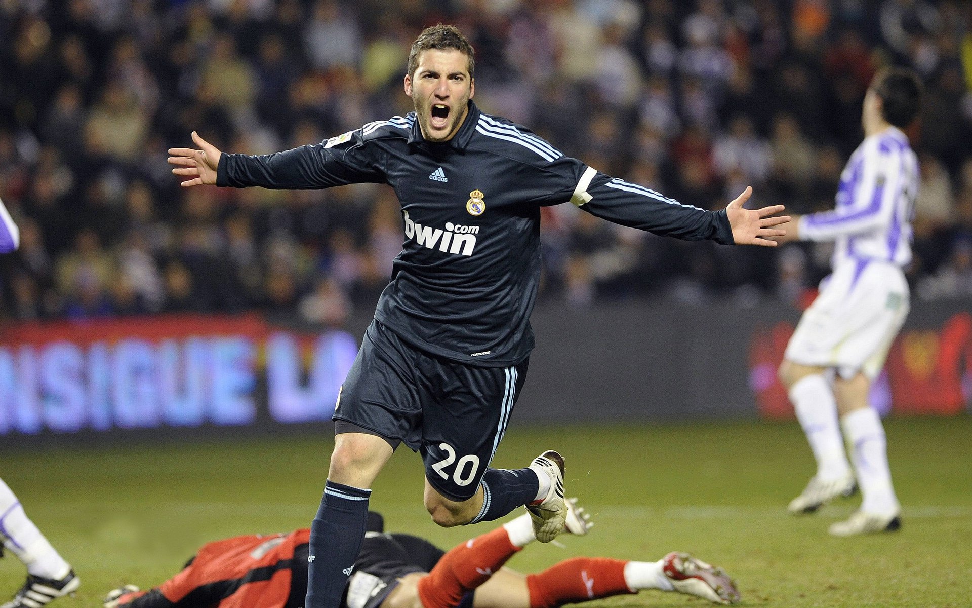 双重奇迹夜，葡萄牙足球横扫法国，奥恰洛夫刷新乒坛纪录